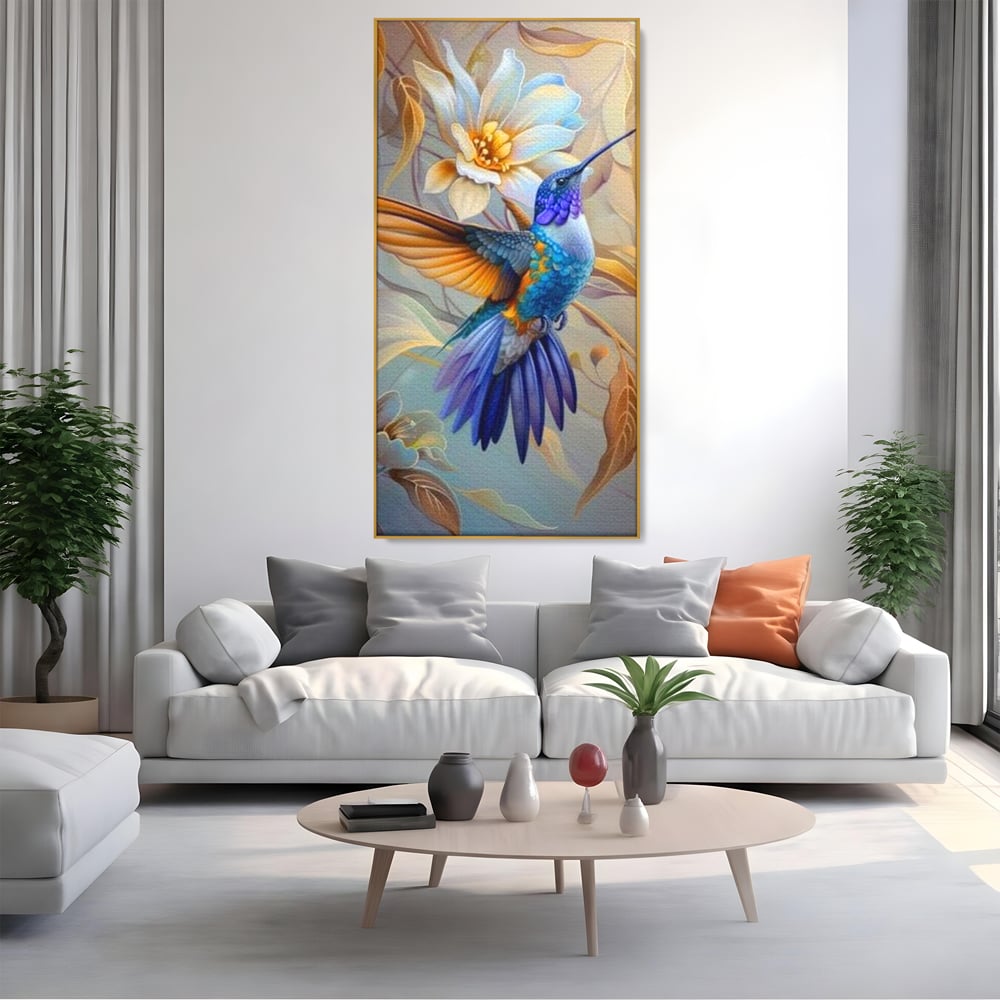 Tablou canvas cu tablou canvas cu pasare colibri in zbor, in rama de aluminiu auriu, pe perete intr-un living